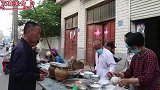 70岁大爷传承三代豆腐脑，两小时卖出300碗，老顾客一吃几十
