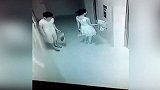 爆新鲜-20160912-监拍女子搭乘电梯 遭猥琐男偷摸裙底