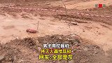男子用挖掘机，将灭火器给压碎，全部是灰