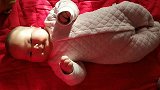 宝宝穿上新衣很开心，其实是妈妈看着开心，宝宝因妈妈开心而开心