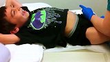 头一回见到把打针当做挠痒笑到停不下来的萌娃,这反应太有趣了