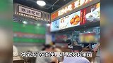 苏州一餐厅2女子因拼桌起争执，女顾客被宝妈砸伤，员工：已报警