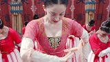 娜扎霓裳舞好美  被古力娜扎这段舞惊艳到了，网友说娜扎跳舞会发光，来欣赏下吧！风起霓裳