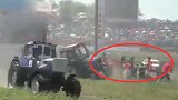 惊险！俄拖拉机大赛 车辆冲出赛道记者险遭碾