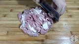 猪肉别老是炒着吃，换个吃法，自制成香菇肉丸，全家老少都爱吃