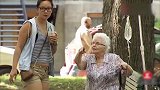 国外恶搞，打点滴的老太让路人扶她去厕所，不料老太竟跳起广场舞