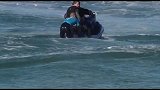 极限-15年-世界冲浪冠军范宁比赛中遭鲨鱼袭击惊险逃生-新闻