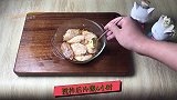 炸鸡翅表皮的鱼鳞纹好看吧，方法就是多裹一层干粉