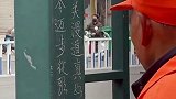 4月11日，安徽滁州市民意外抓拍到一位爷爷辈的环卫工人在休息时间练习粉笔字