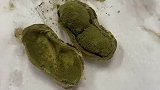 女子咬开花生突然炸出绿色粉沫