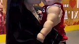 萌娃第一次被姨姨亲亲，嫌弃无奈的小表情太可爱了