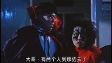 小伙扮鬼整蛊朋友，结果撞到了货真价实的僵尸，太搞笑了