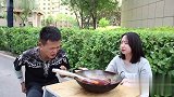 喝火锅汤游戏，最初小伙喝不下去，结果第二天直接喝了一锅