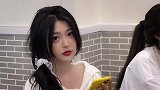 整个寝室出没，这小姑娘一个比一个得劲