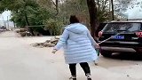 三胞胎逃学被妈妈追着打，三胞胎的反应是这样的！