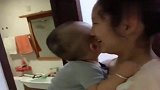 姐姐一回家，就这样盘弟弟，眼前这一幕，最高兴的是妈妈吧！