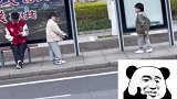 两个小男孩在公交站斗舞