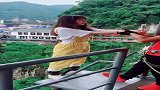勇敢小姐姐玩蹦极，这掉下去的表情真亮了，害怕了我带你回家行么