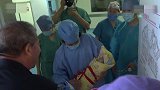 【山东】67岁高龄产妇和孩子今天出院 奶水好还请了月嫂