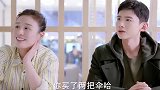 两个人撑两把伞没问题，一对情侣撑两把伞，那就有问题了