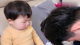 宝宝整天这样黏着爸爸，我要生气了，你们当我不存在吗