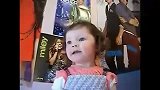 自拍秀-20110810-2岁的国外小女孩模仿JustinBieber的《Baby》