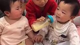 七彩童年：凯凯给弟弟妹妹喂奶粉