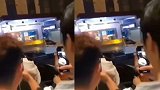 周杰伦带昆凌度假，现身唐人街被热情粉丝包围，亲自与粉丝们签名