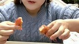 小姐姐吃阿根廷大红虾，连壳都不吐，直接吃进去