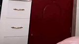 猫咪因被主人关在门外大声嚎叫，当看到主人开门后秒变夹子音
