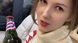 男子以为女生不识中文，想忽悠女生别喝汽水被识破