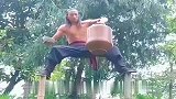 高手脚踩木桩单手抓斤的水缸，这也太厉害了