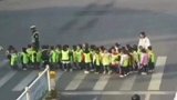 孩子们被困车流中，幸好有他们在