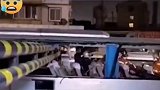 该路段限高三米，目前司机已被警方带走 大巴 交通安全