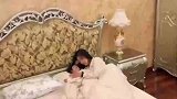 孩子马上要睡着了，爸爸一下就给弄醒了