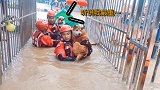 有爱！暴雨致成都一宠物医院被淹，消防员又背又抱解救狗狗