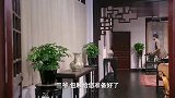 洗碗大妈无意撞了恶霸，不料恶霸看见她的脸后，竟然蹲下身子说话