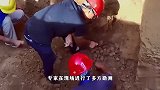 两千多年前的古墓：墓主人身着金缕玉衣，还发掘出四枚帝印