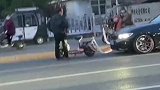 山东：大爷和小车路边僵持不下，小车不断鸣笛，大爷淡定站在原地