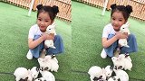 6岁“阿拉蕾” 已上小学，扎双丸子头抱白兔俏皮可爱表情太真实