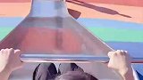 女生玩滑滑梯一不小心给路人行大礼