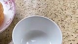 麻球撕开流出一堆油，满满当当有半碗