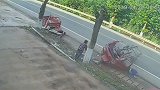 父子俩骑车侧翻猛撞大树 三轮瞬间散架两人被甩出