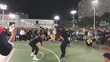 大学保安和学生打篮球，飞身暴扣，真是太厉害了