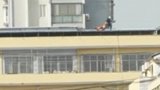 安徽亳州：一女子跳楼身亡，消防员施救坠落牺牲