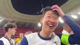 多了个大包！孙兴慜被人推撞到了奖杯 仍高兴得合不拢嘴