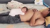生孩子就是用来玩的，更何况是小情人，下面一幕看完不要笑