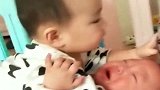 二宝戒奶第一天，小祖宗就这样对哥哥，网友：强扭的瓜不甜！