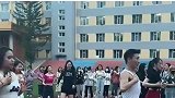 男子自告奋勇，众人随机舞蹈，惊叹舞技超群