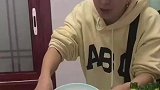 聚餐后打包有人不理解，小伙大方回应奶奶教会了我节约！